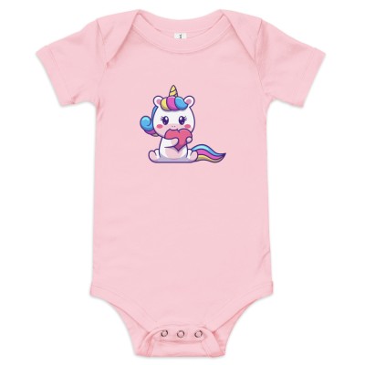 Body bébé licorne mignonne treignant un coeur